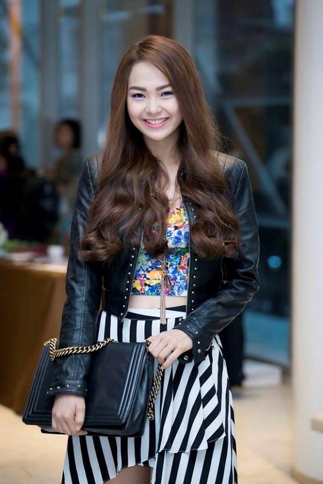 Sự phá cách của Thanh Hằng đôi chi chính ở họa tiết Shbet999 com đăng nhập. Ví như bộ đồ crop-top lạ mắt mix cùng jacket da này.
