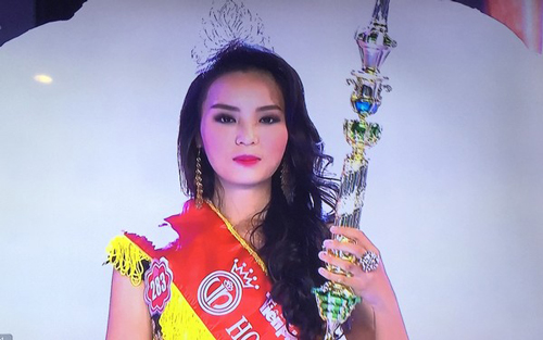 Bà Thêm chia sẻ thêm: 'Ước mơ lớn nhất của Shbet111 slot, casino, thể thao, xổ số trong năm nay là con gái đậu trường Đại học Ngoại thương, nên sau khi kết thúc cuộc thi dù có thắng giải hay không, con vẫn sẽ quay lại trường học. Bây giờ Duyên đã đăng quang, Shbet111 slot, casino, thể thao, xổ số sẽ cố gắng sắp xếp và cân đối để con làm tròn trách nhiệm của 1 Hoa hậu lại vừa theo học đầy đủ ở trường.'