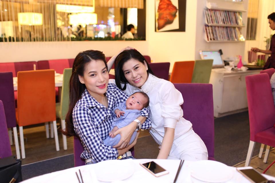 Trương Ngọc Ánh đi mừng đầy tháng cháu của của cô.