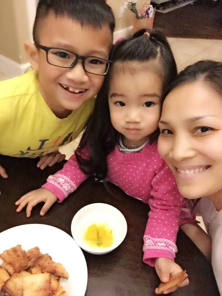 Hồng Ngọc không muốn xa hai con vào dịp Giáng sinh vì lịch diễn cho kiều bào ở hải ngoại.