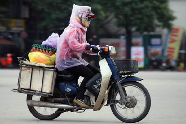 Dù trời không mưa, nhưng nhiều người vẫn mặc áo mưa để tránh rét.