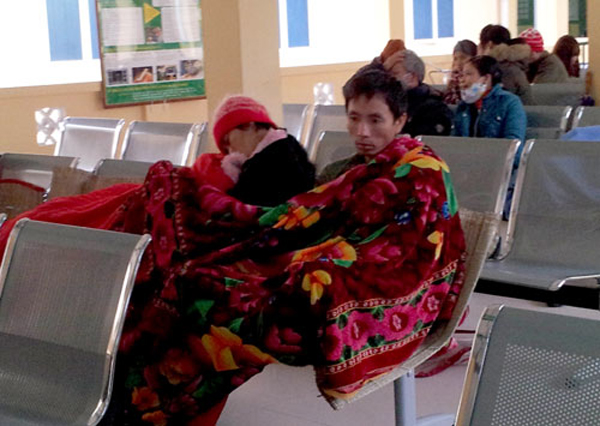 Chia nhau những mảnh chăn ấm khi ngồi đợi ngoài hành lang bệnh viện.
