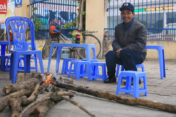 Đốt lửa sưởi ấm ngay trên vỉa hè.