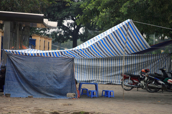 Dựng lều bán nước cho đỡ rét.