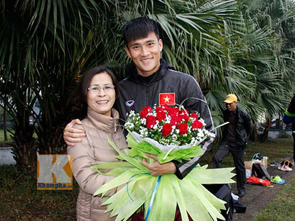 Rất nhiều hoa và quà được mọi người chuẩn bị mừng sinh nhật Tiền đạo xứ Nghệ.