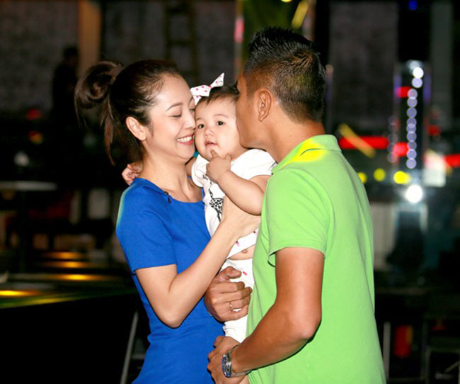 Cô cho biết 'Anh Đức Hải chiều lắm, không chỉ bé Na mà cả Bảo Nam cũng vậy. Anh ấy có thể bày trò chơi suốt ngày với các con. Đứa nào cũng theo ba khiến cho mẹ còn phải ghen tị.'