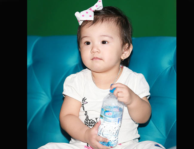 Bé nghịch ngợm suốt cả ngày, đặc biệt là rất nhõng nhẽo.
