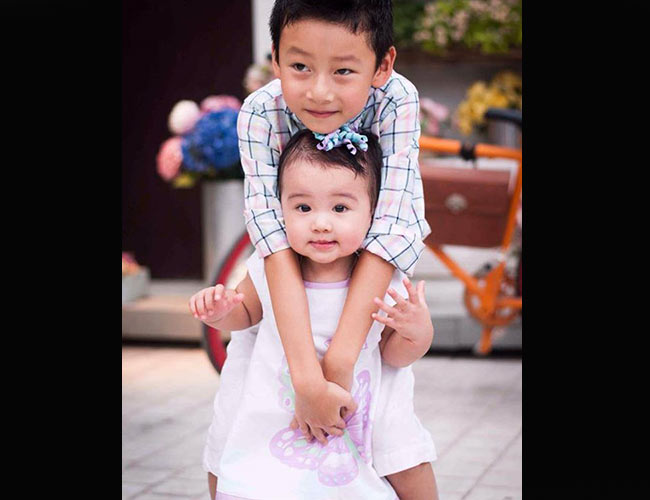 Bé Na và anh trai Bảo Nam.