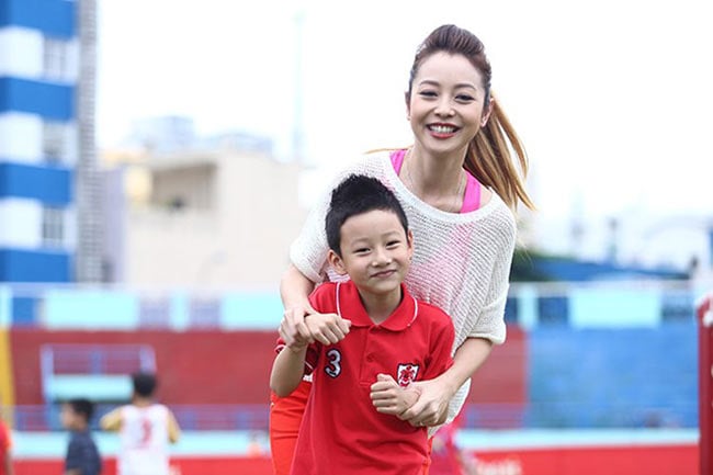 Hình ảnh Jenifer Phạm đi chơi cùng Bảo Nam.