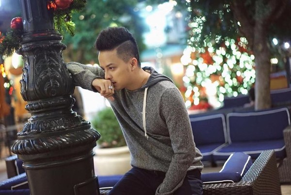 Cao Thái Sơn: 'Có ai cô đơn vào mùa Giáng Sinh không? Nếu bạn cần hơi ấm và một chút tình cảm, có khi chỉ là cái nắm tay trong mùa Giáng sinh thì chắc sẽ ấm áp và tuyệt vời lắm đấy...