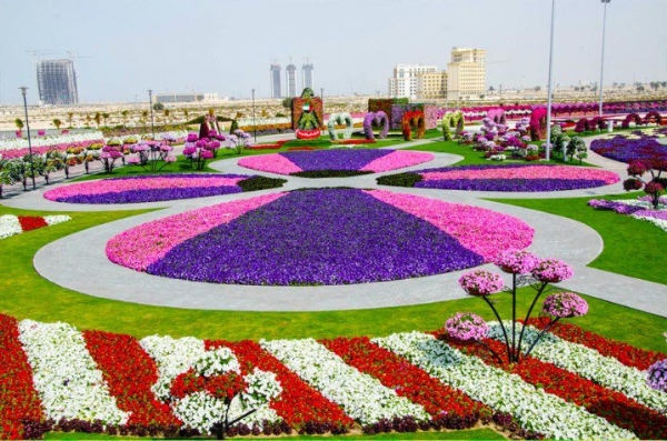Vườn Dubai Miracle có hơn bốn cây số đường đi bộ. Thật là kì lạ khi bạn băng qua những con đường sẽ không phải mất một giọt mồ hôi nào.