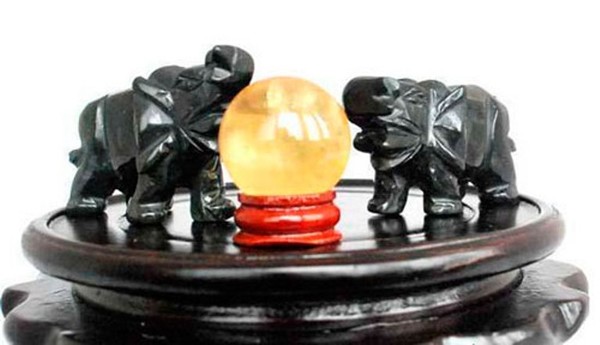 Trong nhà người tuổi Tuất nên có hình voi bằng ngọc.