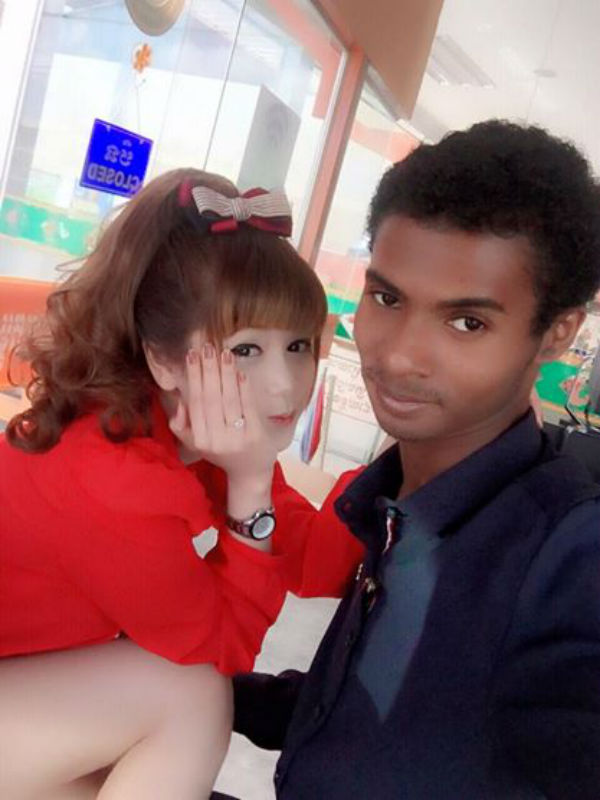 Cặp đôi gây chấn động dân mạng là hot girl Việt và người chồng sắp cưới Campuchia.