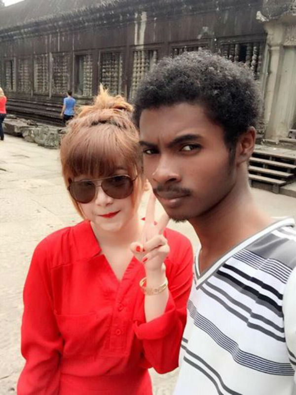 Hot girl Việt tự tin khoe dáng bên người mình thương yêu.