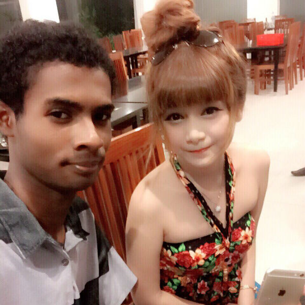 Cộng đồng mạng tại Campuchia tỏ ra thích thú, ủng hộ cho cặp đôi trẻ.