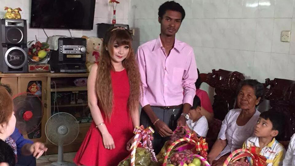 Người thân vui vẻ chúc phúc cho cặp đôi.