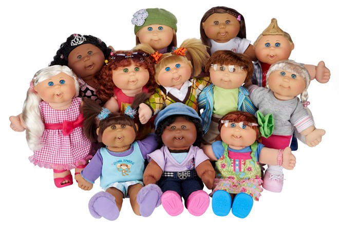 Búp bê Cabbage Patch Kids. Xuất hiện lần đầu vào Giáng sinh năm 1983, những con búp bê mặt dưa đáng yêu tạo thành trào lưu thời đại. Người ta đã chờ cả hàng dài, tranh cướp lẫn nhau, và thậm chí mua bán những con búp bê này với giá 'cắt cổ'.