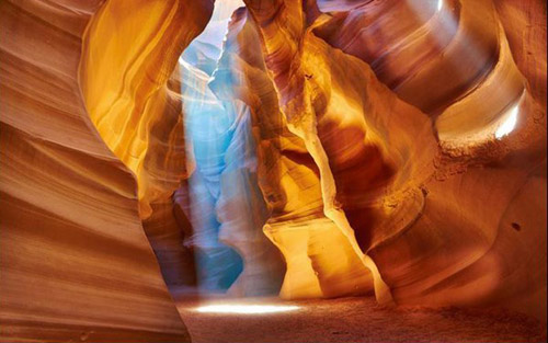 Hẻm núi Antelope, Mỹ. Nằm tại vùng đất Navajo của Arizona, Hẻm Antelope là một trong những điểm đến nổi tiếng nhất của khách du lịch cũng như các nhiếp ảnh gia, chỉ với một lý do duy nhất: Phong cảnh ở đây quá tuyệt vời.