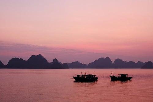 Vịnh Hạ Long, Việt Nam. Vịnh Hạ Long là nơi chứa đựng vô vàn đảo lớn và đảo nhỏ. Phần lớn Hạ Long vẫn không bị ảnh hưởng tác động bởi con người, và được bảo tồn để có thể duy trì vẻ đẹp nguyên sơ.