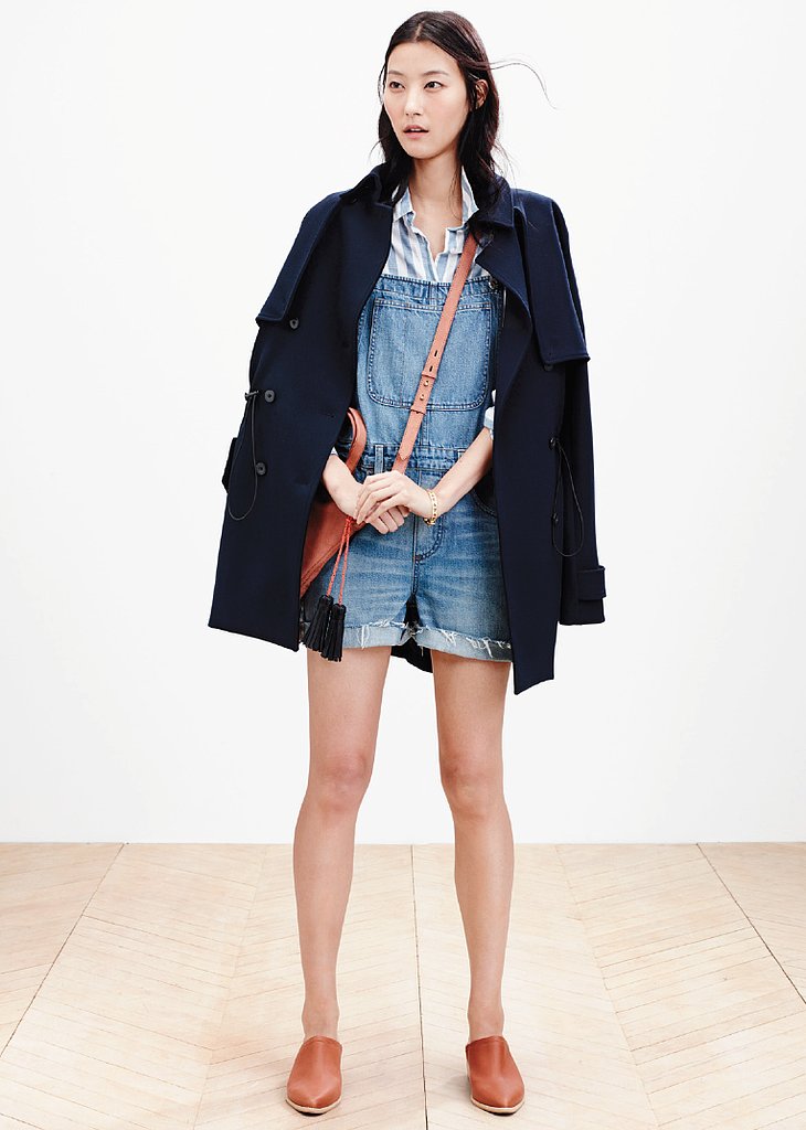 Bộ jumsuit dạng yếm chất liệu denim và áo jacket dáng dài, bạn nghĩ sao?