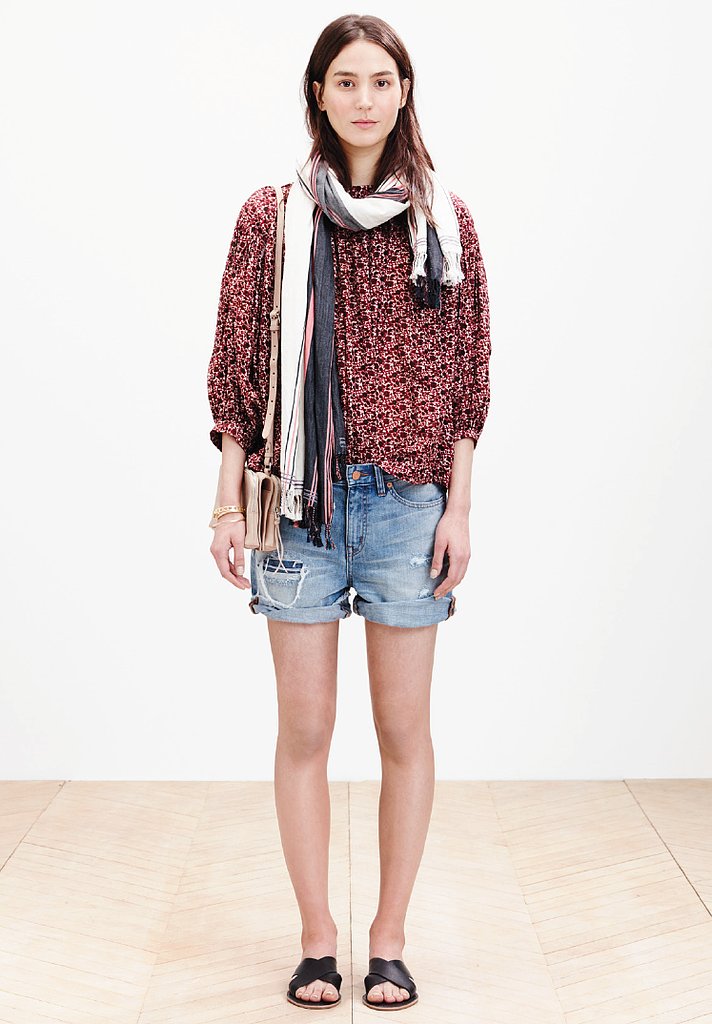 Quần shorts denim, áo sợi dáng thụng bo gấu nhẹ và khăn len mỏng, như thế là bạn có thể sẵn sàng xuống phố tự tin nhất.