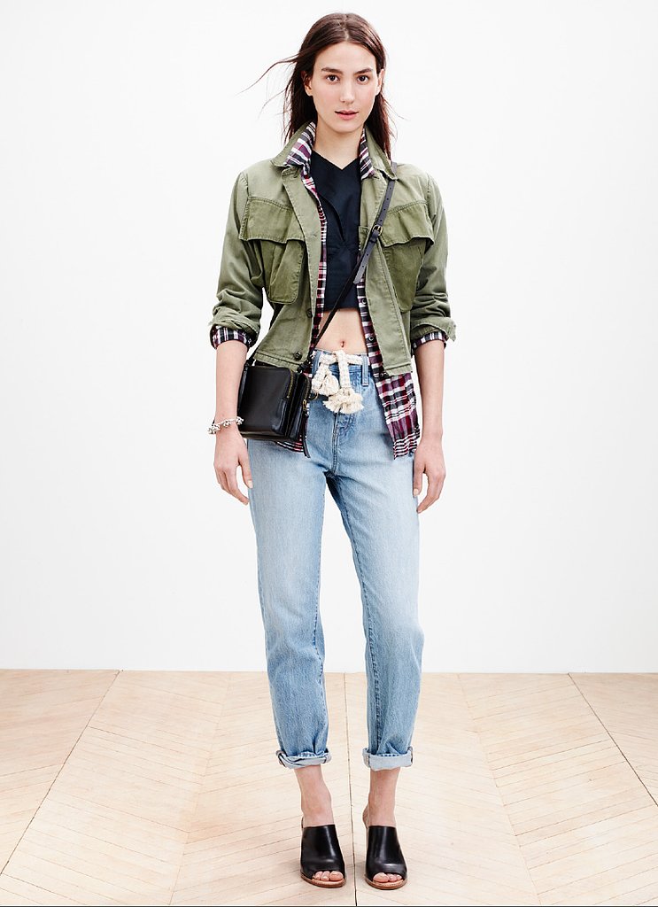 Phối một chiếc khăn bản vừa với áo jacket lửng sẽ khiến bạn ấn tượng đấy.