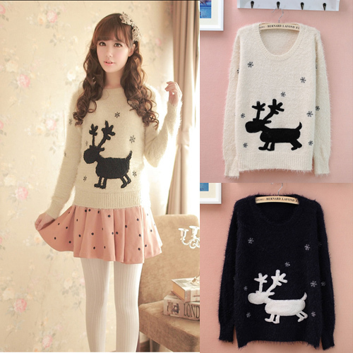 Chiếc sweater nền trơn với một chú tuần lộc nổi bật chính giữa đang là hot trend của mùa Noel.