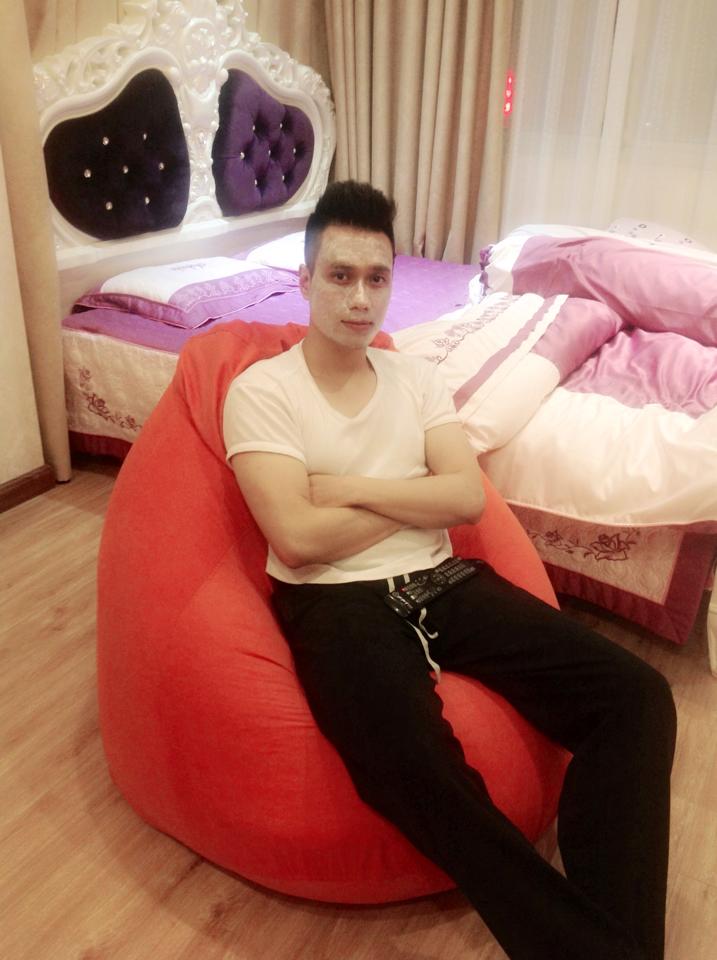 Diễn viên Việt Anh được người yêu đắp mặt nạ sau chuyến đi đóng phim xa về.