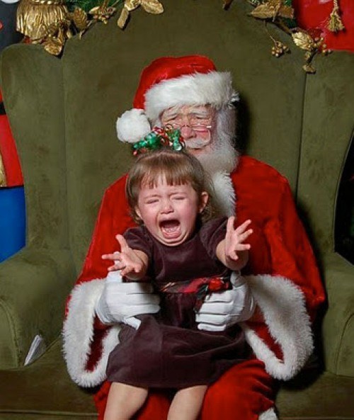 Mong muốn cháy bỏng nhất của cô bé này có lẽ là được thoát ra khỏi vòng tay của ông già Noel.