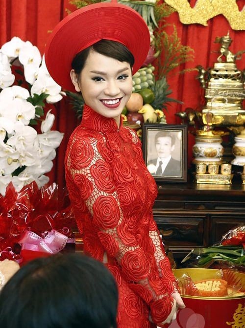 Chiếc áo ren kết họa tiết hoa hồng đỏ mang đến vẻ đẹp lộng lẫy, sống động, tôn lên nét mạnh mẽ, gợi cảm của người đẹp.