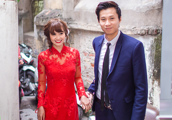 Huyền Lizzie chọn áo dài ren đỏ cho lễ rước dâu. Cách trang điểm ngọt ngào khiến cô dâu trở nên nổi bật hơn.