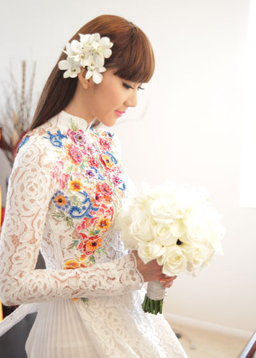 Siêu mẫu Ngọc Quyên mặc dù làm Quatrian shbet hiện đang mở bên Mỹ nhưng cô vẫn mặc áo cưới truyền thống. Chiếc áo dài trắng kết đính hoa đá cầu kỳ trên thân áo do stylist Tân Đà Lạt thực hiện được Ngọc Quyên mặc trong lễ rước dâu.