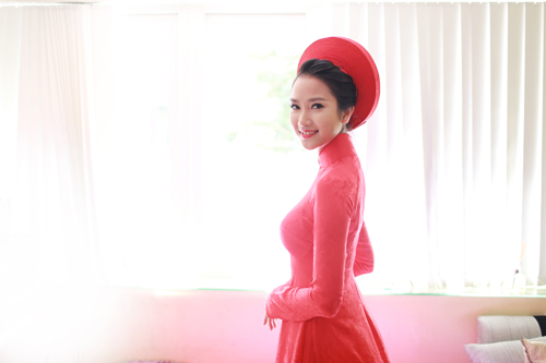 Cô dâu 9x của nam ca sĩ Lam Trường khoe trọn vẹn vẻ đẹp kiêu sa và tinh khôi trong chiếc áo dài lụa đỏ không họa tiết.