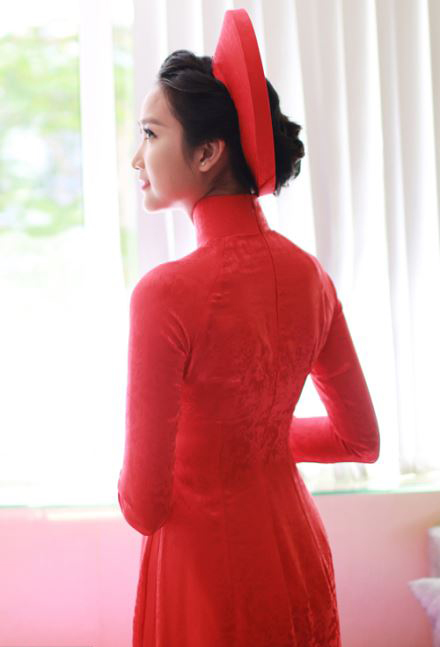 Vóc dáng ong ả và sang trọng của Yến Phương được tôn lên bởi chiếc áo dài. Ai cũng cho rằng Yến Phương mặc áo dài cưới đẹp hơn soiree cưới.