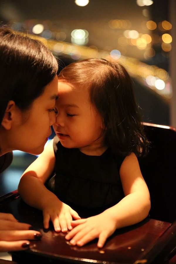 Bella hiện tại đã đi mẫu giáo, bé rất thích hát và nhảy múa.