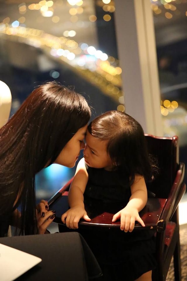 Sau khi sinh con gái, Quỳnh Anh vẫn đẹp và có phần mặn mà hơn trước.