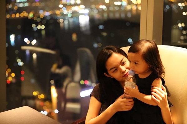 Con gái ông bầu Quang Huy và ca sĩ Phạm Quỳnh Anh thừa hưởng gen nghệ thuật từ bố mẹ nên chỉ thích xem phim hoạt hình có nhảy múa.