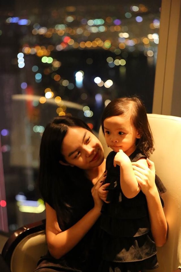 Nhạc sĩ Quang Huy và ca sĩ Phạm Quỳnh Anh làm Quatrian shbet hiện đang mở ngày 10/5/2012 sau hơn 10 năm yêu nhau.