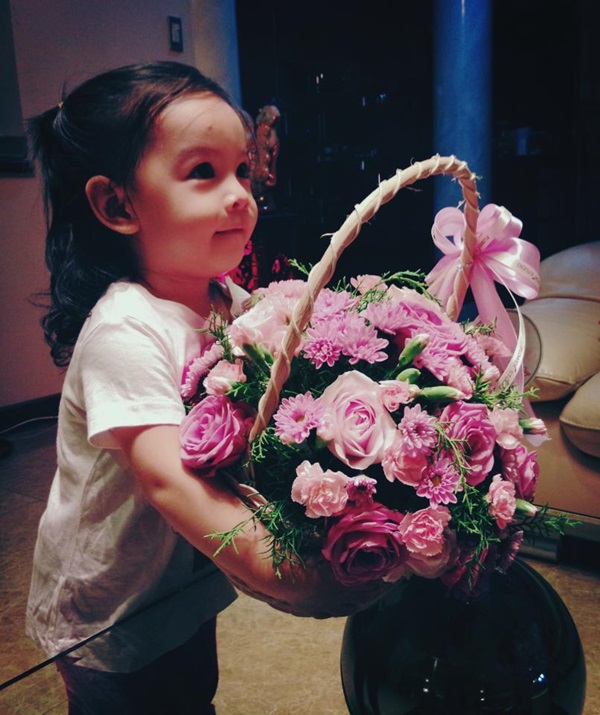 Vừa đón sinh nhật 2 tuổi vào tháng 11 vừa qua, nhưng bé Bella dường như lớn hơn nhiều so với tuổi của mình.