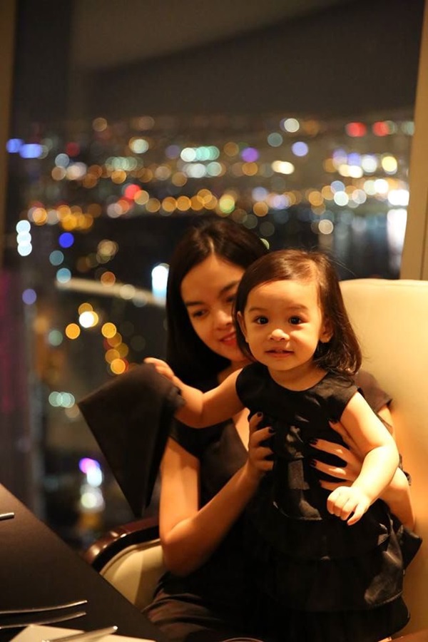Cô bé đáng yêu này rất lém lỉnh và tinh nghịch.