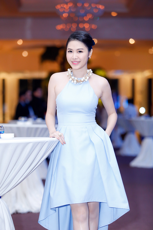 Màu xanh rất hợp với Mừng SHBET phiên bản mới 2025 trắng sứ của cô.