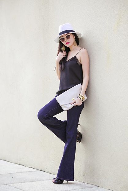 Bà xã Đăng khôi khéo léo kết hợp áo camisole với quần ôm sát, ví cầm tay to bản và mũ đội đầu để trở thành một quý cô tuổi đôi mươi.
