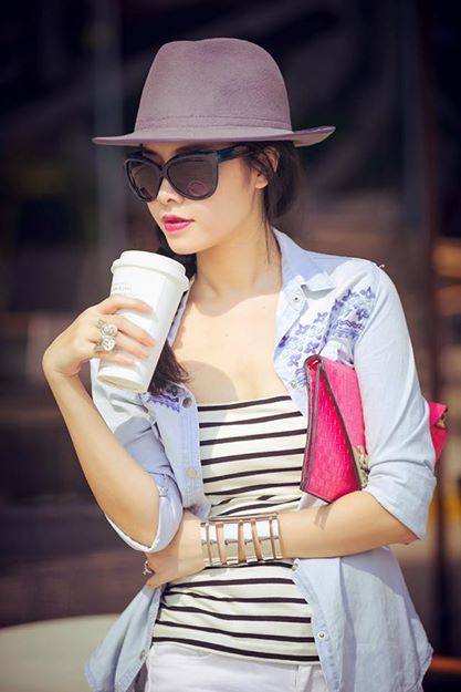 Sự ăn ý giữa màu tím pastel của mũ với màu xám bạc của áo khoác denim giúp Thủy Anh trở nên sành điệu, tinh tế.