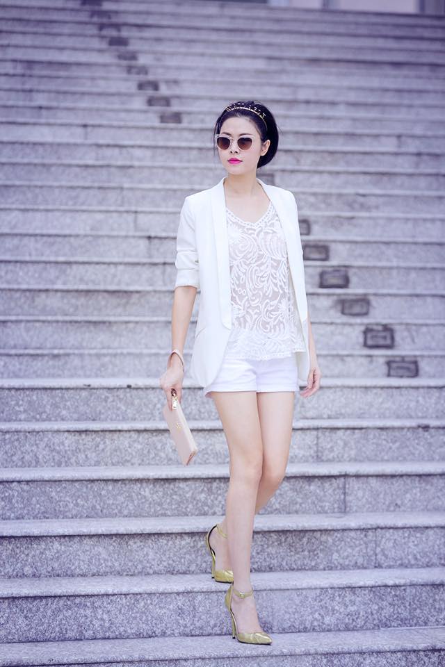 Một cách mix đồ tinh tế của Thủy Anh: Blazer trắng, shorts trắng và áo ren ngà.