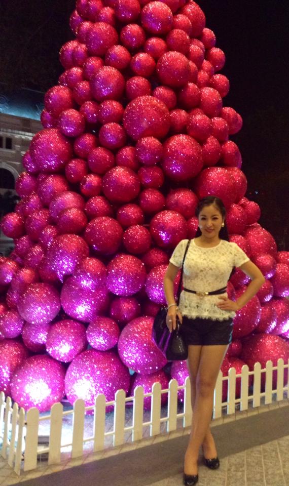 diễn viên hài Thúy Nga đẹp và gợi cảm hơn trên sân khấu.