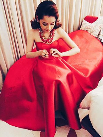 Chi Pu thướt tha với chiếc đàm đỏ dự trao giải ngôi sao của năm.