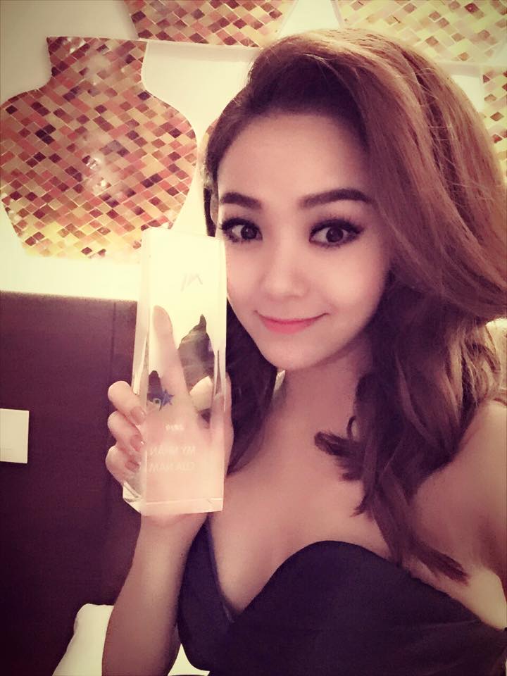 Minh Hằng đoạt giải Mỹ nhân của năm do báo Ngôi sao tổ chức.