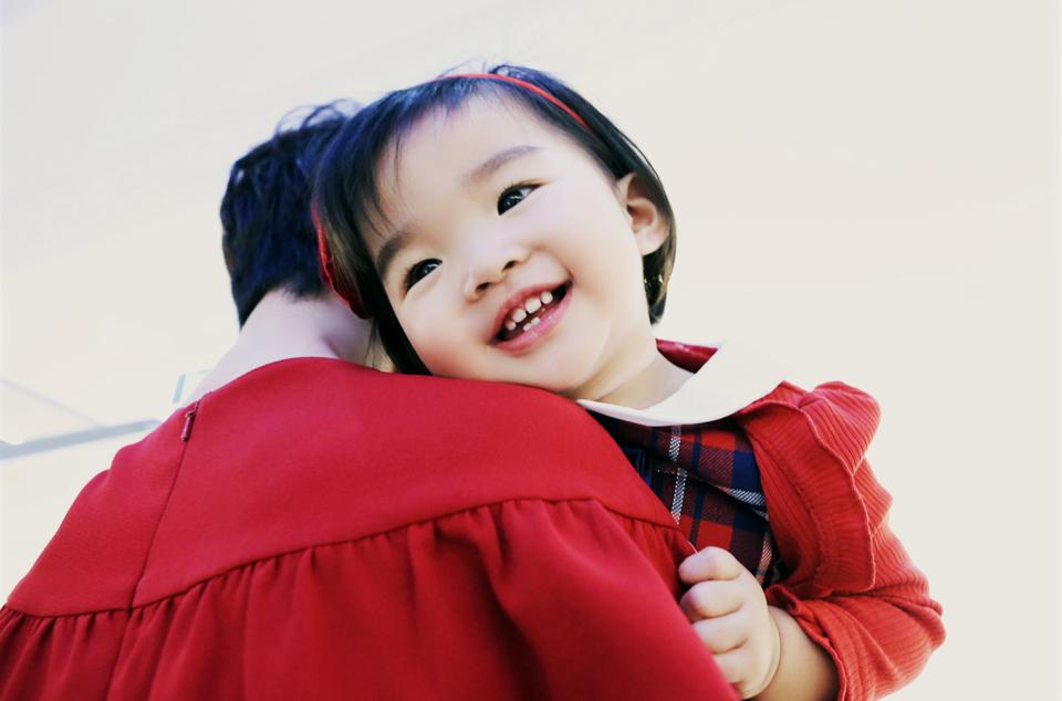 Gương mặt ngập tràn hạn phúc của bé Thỏ khiến nhiều người ngây ngất.