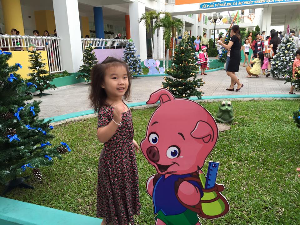 Bé Vi An vô cùng háo hức chuẩn bị đón Noel.