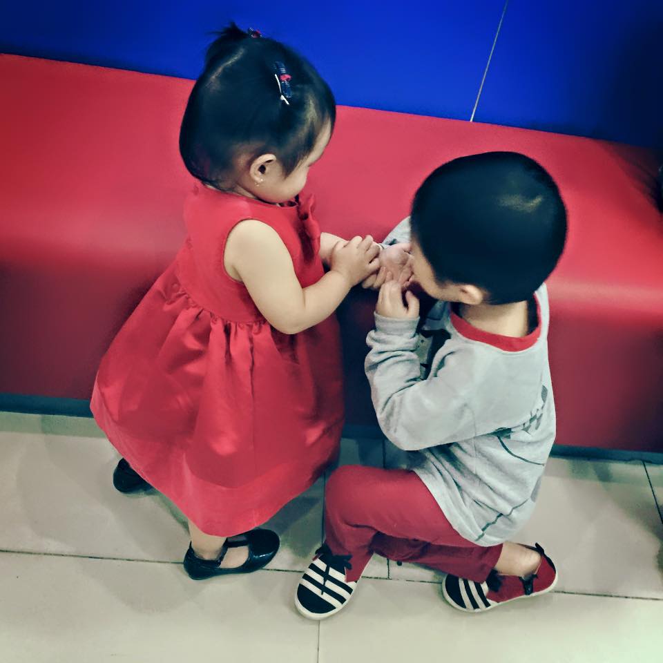 Minh Hà chia sẻ: '4 mẹ con đi chơi noel sớm. Anh 2 và cô 3 quậy không thể tả, miệng thì leo lẻo chỉ nhìn thôi không được sờ mà mẹ cứ sơ hở là chỗ nào cũng có dấu tay của 2 em'